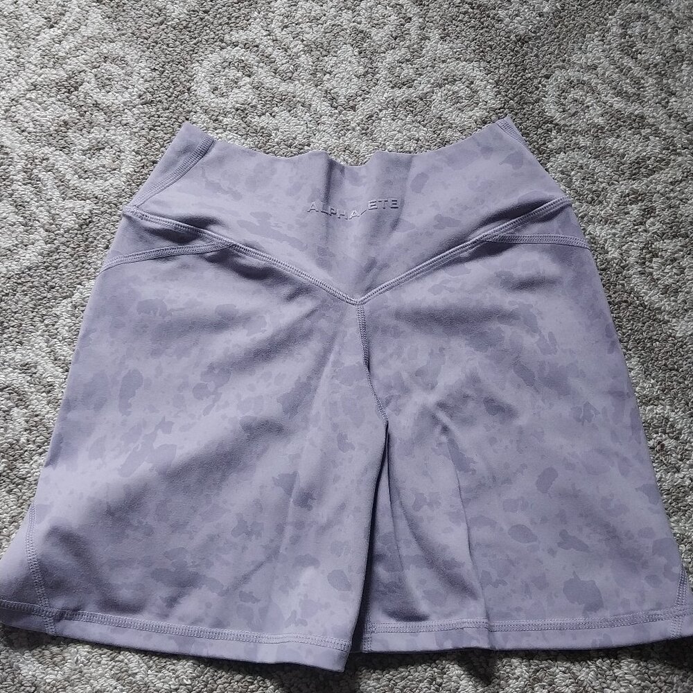 Alpahelte shorts V shape waist band lilac pebble size small